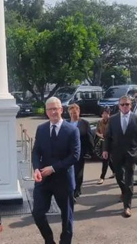 Gaya Bos Apple Tim Cook Saat Hendak Bertemu Jokowi di Istana, Sempat Pamer Salam 2 Jari