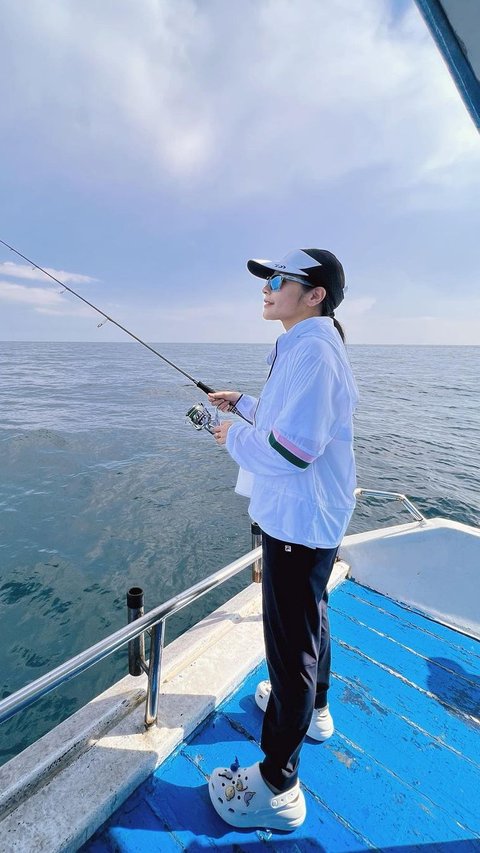 Pilihan Outffit Prilly Latuconsina Saat Memancing, Tetap Modis di Tengah Laut