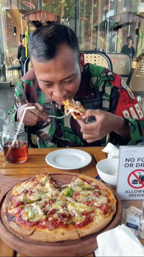 ⁠Muka Babinsa Ini Pucat Saat Makan Pizza, 'Enggak Ndan, Biar Saya Sikap Tobat Saja'