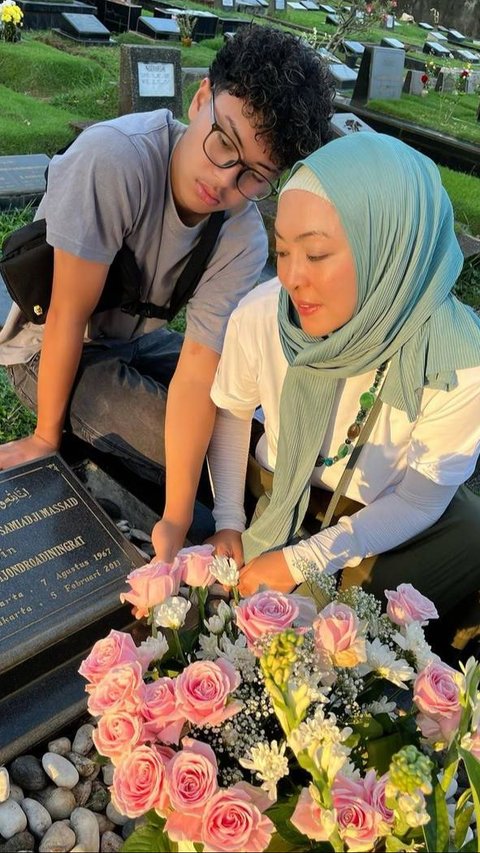 Ungkap Sang Anak Mirip Banget Dengan Mendiang Suami, Ini 8 Momen Angelina Sondakh dan Keanu Saat Ziarah ke Makam Adjie Massaid