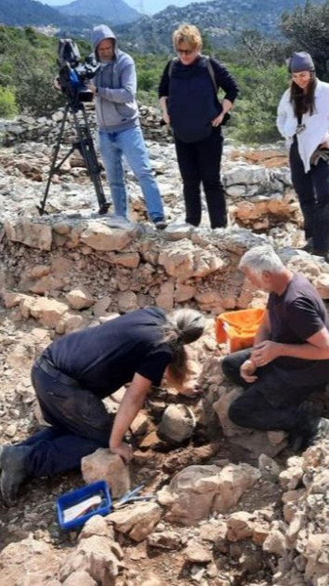 Gali Makam Kuno, Arkeolog Temukan Helm Yunani Berusia 2.500 Tahun