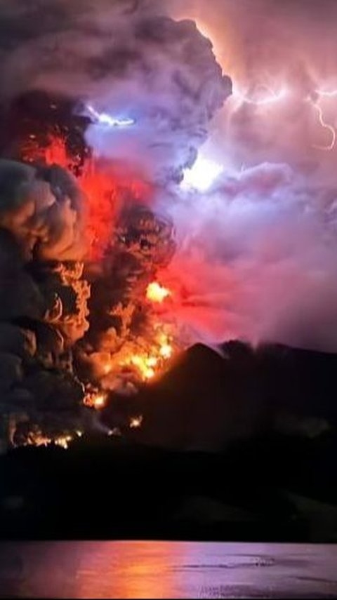 Moments of Mount Ruang Eruption, Thunderous Lahar and Lightning