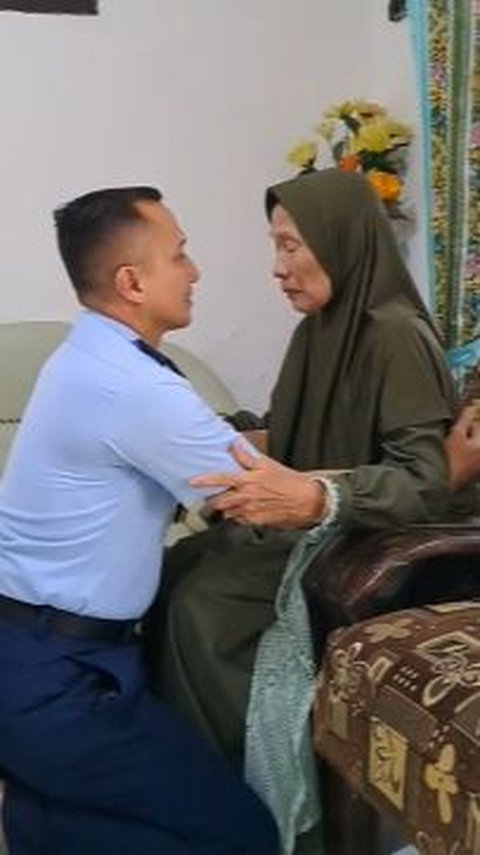 Sujud di kaki sang Ibu, Perwira TNI AU Ini Jadi Sorotan Naik Pangkat Menjadi Kolonel 'Untuk Almarhum Bapak Semoga Engkau Bangga'