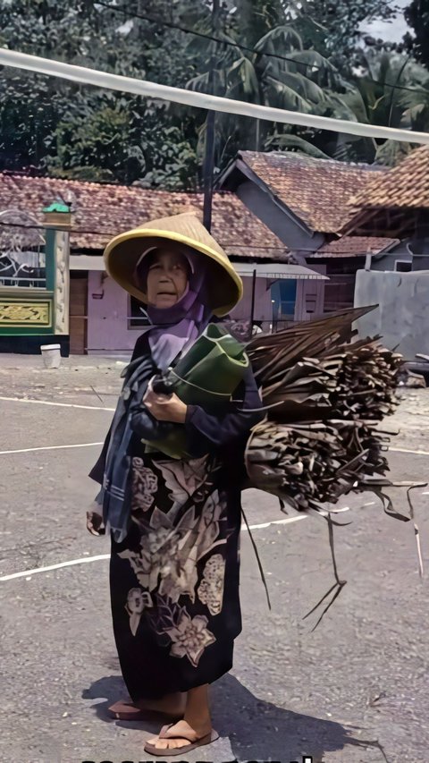 Penampilan Lusuh Nenek Pencari Daun Kelapa Kering Bercaping di Jabar Ini Menipu, Ternyata 'Sultan Kampung' Punya Rumah bak Istana