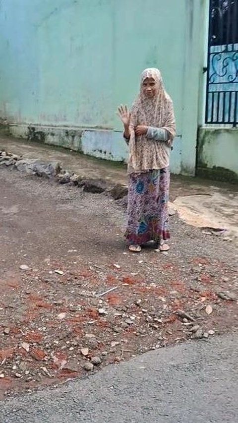 Touching Moment of Homecomers Leaving Their Mothers in the Village during the Return Flow, Walking Ahead of the Alley to Escort Their Children until They're Out of Sight