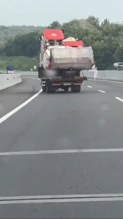 Dramatis! Video Viral Truk Bermuatan Alat Berat Melaju Tanpa Sopir di Tol Kalikangkung, Pengendara Jatuh Bangun Mengejar