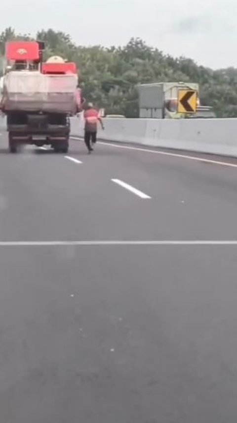 Viral Truk 'Auto Kemudi' di Tol Kalikangkung, Sopirnya Ngejar Sampai Jatuh Tersungkur, Endingnya Bikin Lega