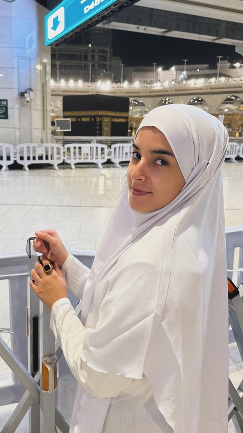 Potret Tasya Farasya saat Umrah di Tanah Suci Bersama Suami, Tampil Berhijab Bikin Pangling