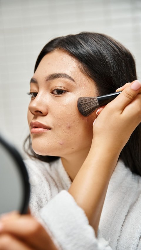 Don't Wash Makeup Brushes with Laundry Soap, Causes Acne