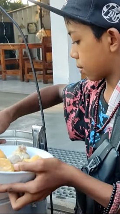 Dunia Memang Keras, Anak Usia 13 Tahun Jualan Bakso Keliling Dapat Komisi Segini Jika Dagangannya Habis