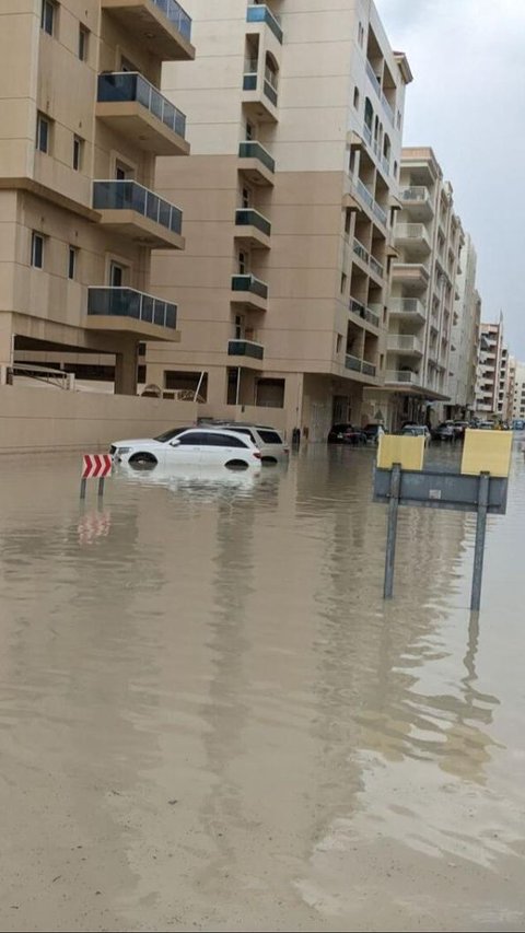 VIDEO Orang-Orang Kaya Dubai Main Jetski di Atas Genangan Banjir