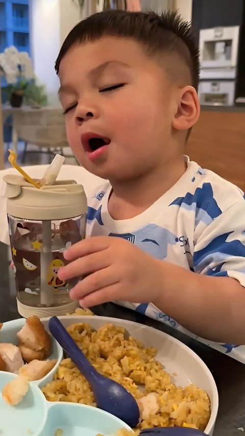 Momen Kocak Putra Nikita Willy Makan Sambil Tidur