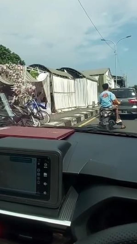 Viral! Jalan Utama Jalur Mudik Ditutup, Dikira Ada Apa Ternyata Sebagian Dipakai Buat Tenda Pesta Pernikahan dan Panggung Hiburan