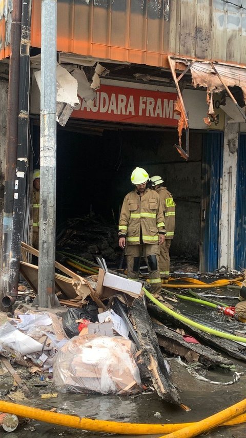 Paniknya Warga Sekitar TKP Kebakaran Mampang Prapatan Dengar Ledakan Sampai Buru-Buru Tutup Toko