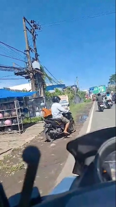 Ketahuan Polisi Lawan Arah, Pemotor Ini Pura-pura Beli Helm Padahal Sudah Pakai Helm ‘yang Begitu Saya Sudah Hafal’