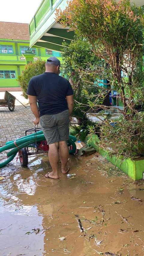 Banjir Melanda Sekolah MAN di Desa Munjungan Trenggalek