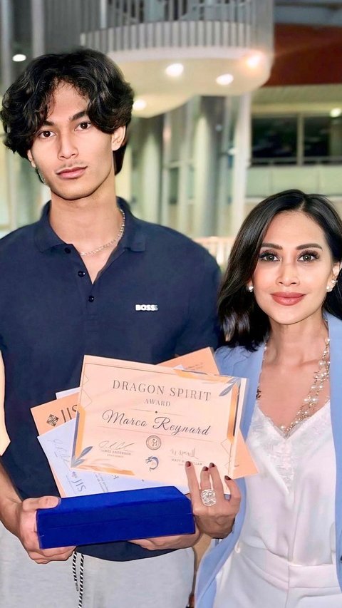 Being an Outstanding Student, Portrait of Diah Permatasari at the High School Graduation Event, Photo Together with Older and Younger Siblings