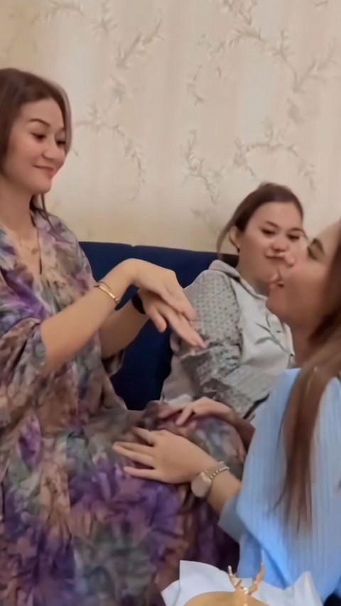 Controversial Moment of First Wife Celebrating Eid with Two Co-wives, Seen Close and Full of Affectionate Greetings and Hugs