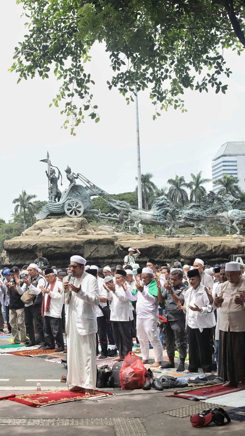 FOTO: Momen Pengunjuk Rasa Tuntut MK Adil Putuskan Sengketa Pilpres Gelar Salat Jumat di Patung Kuda