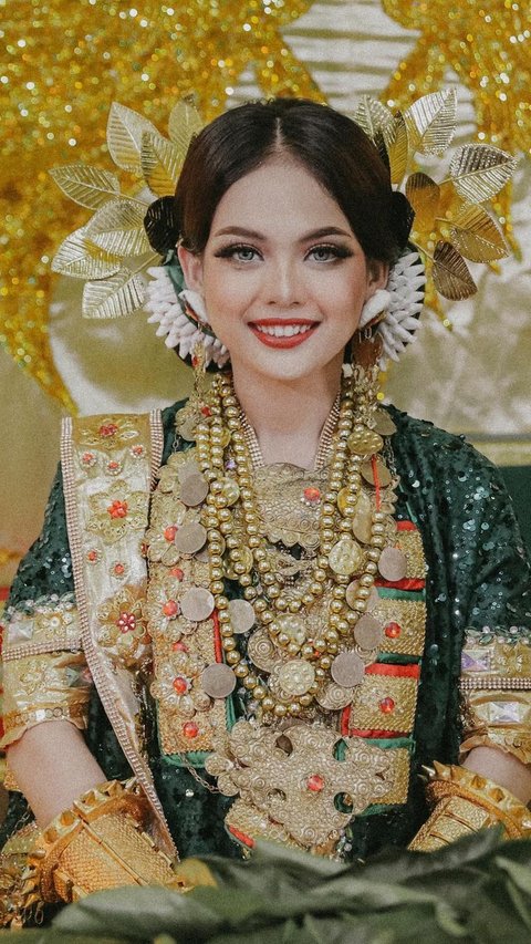 Prospective Marriage of the Coal Boss's Daughter, Portrait of Putri Isnari Enveloped in Gold on the Night of Mappaci Before the Wedding