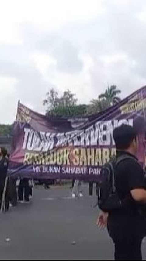 VIDEO: Rekaman Kerusuhan Demo MK, Batu & Tanah Melayang Pejabat Polisi Turun Tangan