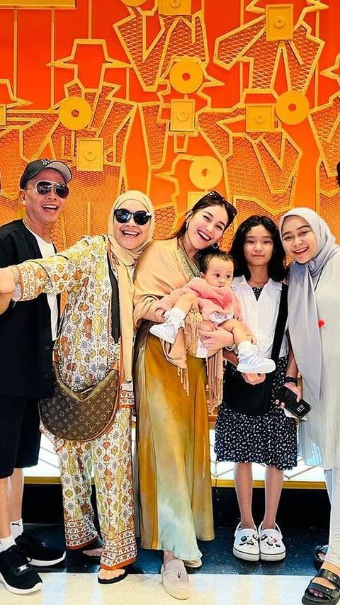 8 Pictures of Ayu Ting Ting's Moments on Vacation with Family in Malaysia, Staying at a Luxury Hotel
