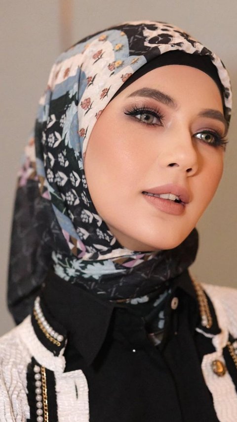 Paula Verhoeven's Charm with Bold Makeup and Patterned Hijab