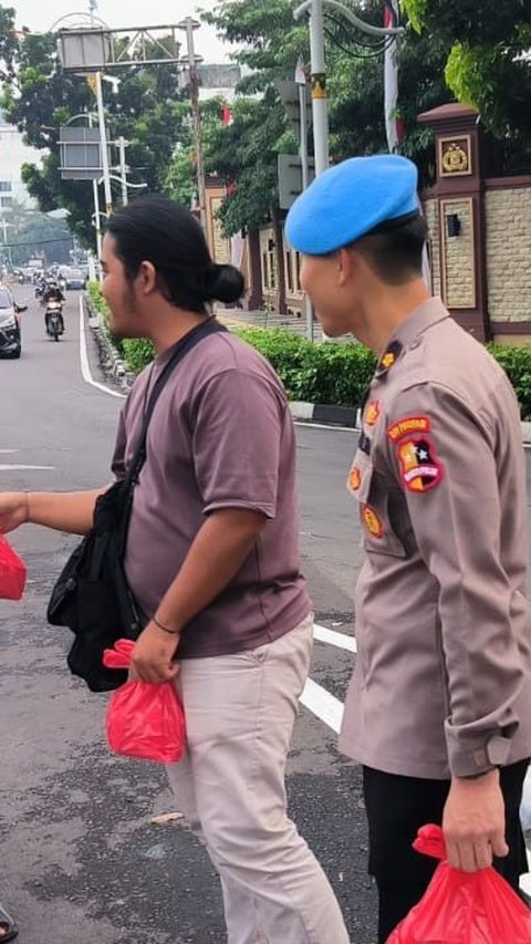 Momen Polri dan Awak Media Bagikan Takjil ke Kaum Duafa dan Tukang Parkir