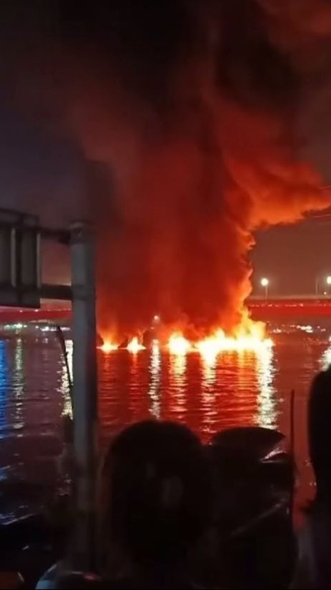 Kapal Jukung Meledak dan Terbakar di Bawah Jembatan Ampera