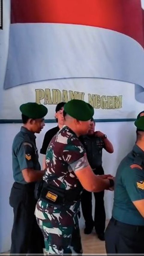 Momen Para Anggota TNI Naik Pangkat & Diberikan Selamat, Satu Sosok Diyakini Intel Jadi Sorotan