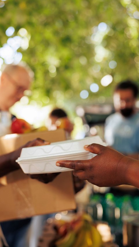 Sharing Food with Others, Especially Those Who Are Fasting, the Prophet's Sunnah with the Promise of Entering Heaven