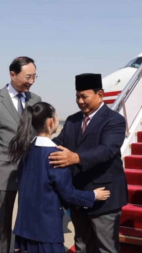 Sweet Moment of Prabowo Subianto Responding to Little Girl's Greeting upon Landing in China, His Reaction Draws Attention