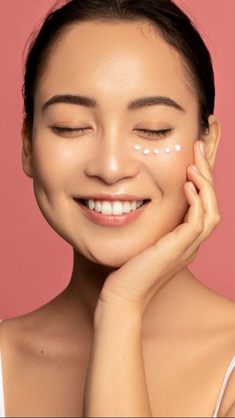 What is the Difference Between Eye Cream and Eye Serum? How to Use Them?