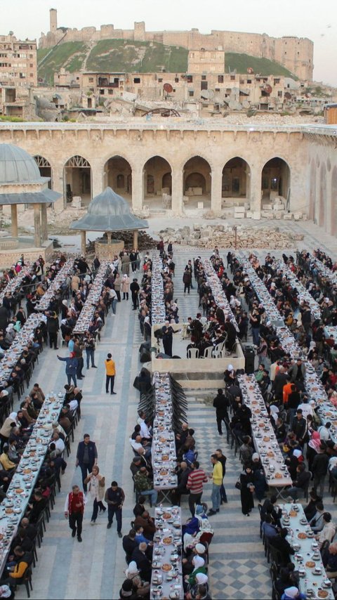 FOTO: Potret Ribuan Warga Suriah Berbuka Puasa di Tengah Keagungan Masjid Umayyah Aleppo