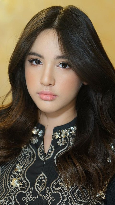Mikhayla Bakrie's Appearance Resembles Barbie with Soft Glam Makeup