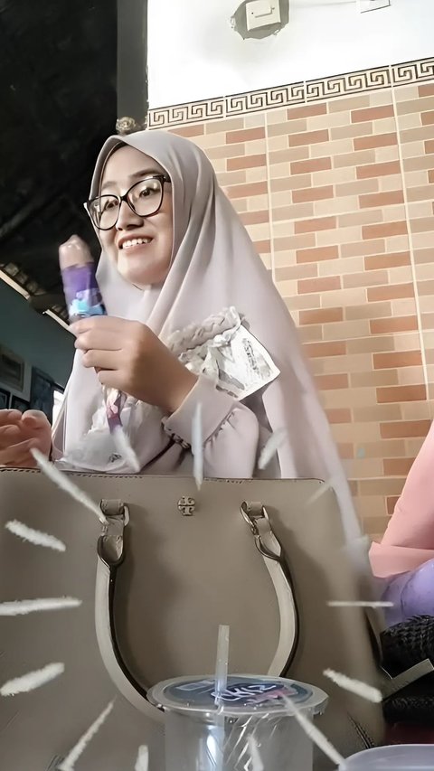 Intention to Show Off Branded Bags When Returning to Hometown But No One Cares, Netizens Suspect It's a Knockoff