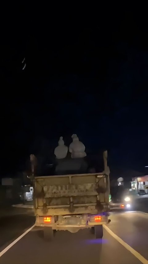 Definition of Dying Laughing Together, a Pair of Pocong Caught Dating on a Truck