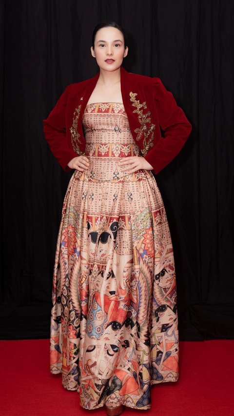Portrait of Chelsea Islan in Modern, Chic and Characteristic Batik