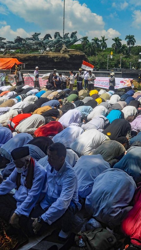 FOTO: Demo di Patung Kuda, Massa Kubu 01 dan 03 Panas-Panasan Bersujud di Tengah Sidang Sengketa Pilpres 2024