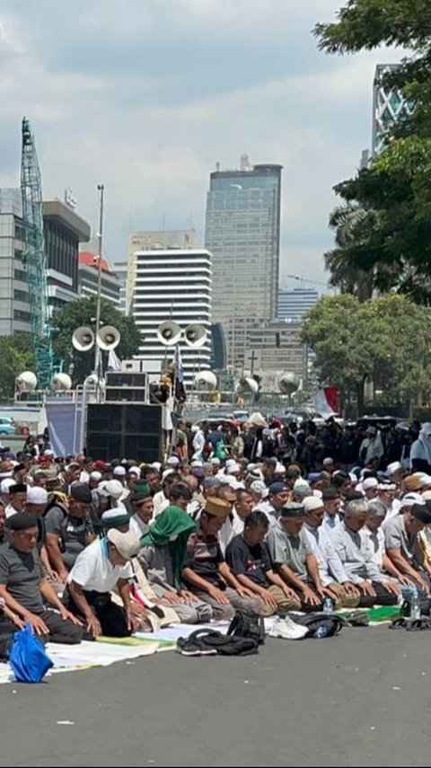 Massa Demonstran Salat Zuhur Berjemaah di Sidang MK