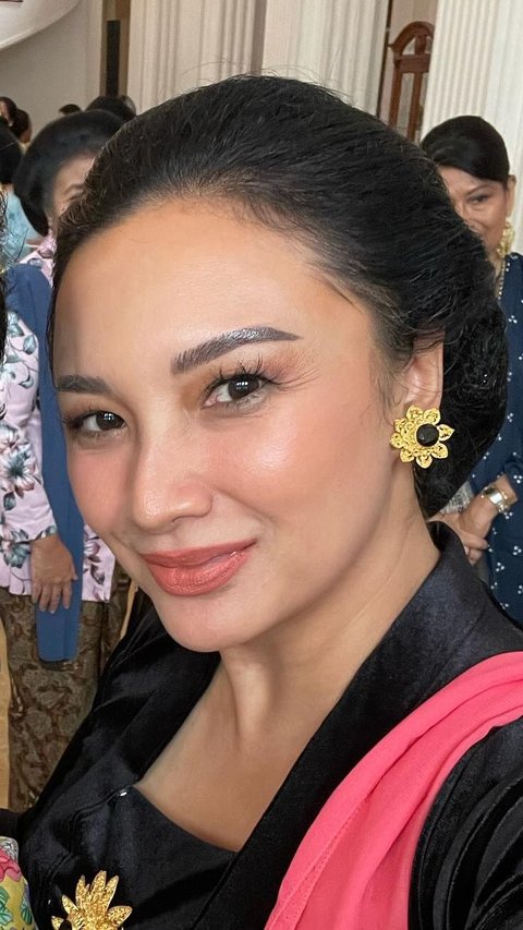 Potret Cantik Tata Cahyani Tampil Berkebaya saat Rayakan Hari Kartini, Kompak Bareng Keluarga Cendana