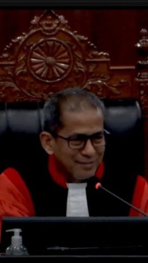 Hakim MK Saldi Isra Anggap Politisasi Bansos Bisa Jadi Celah Hukum dan Dipakai Untuk Strategi di Pilkada