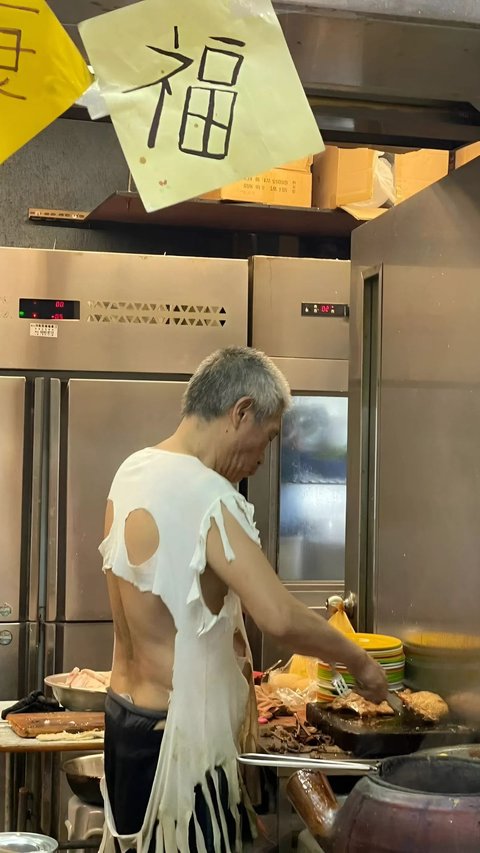Chef Always Cooks Using Torn T-Shirts, Called Inspired by Balenciaga Collection