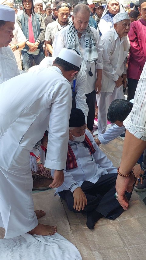 Din Syamsuddin Sempat Ambruk Saat Salat Zuhur di Lokasi Demo, Posisi Imam Digantikan Menantu Rizieq
