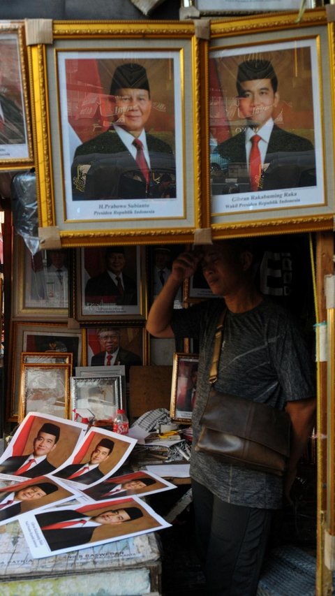 Bingkai Foto Prabowo-Gibran Bertebaran di Pasaran