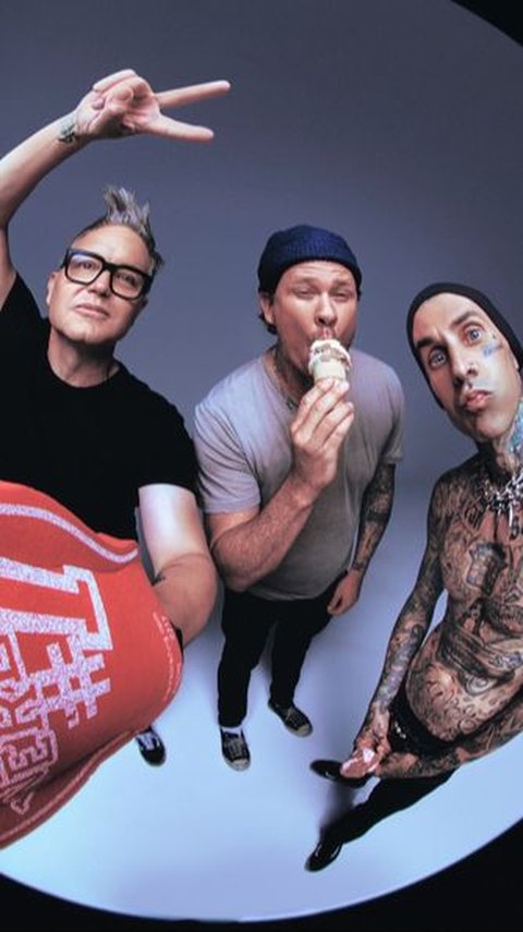 Tom DeLonge Reveals Facts About a Blink-182 Show That Only 1 Person Ever Watched