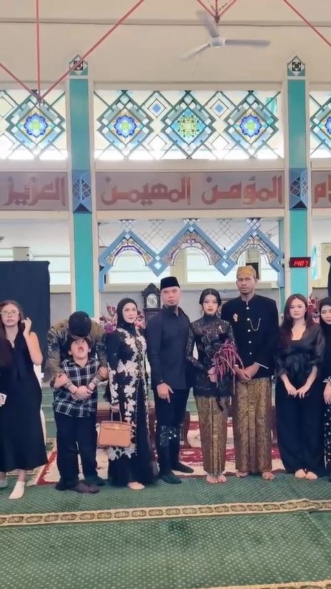 Penampilan Safeea Anak Ahmad Dhani di Acara Pernikahan Anak Andra Ramadhan yang digelar di Masjid Curi Perhatian