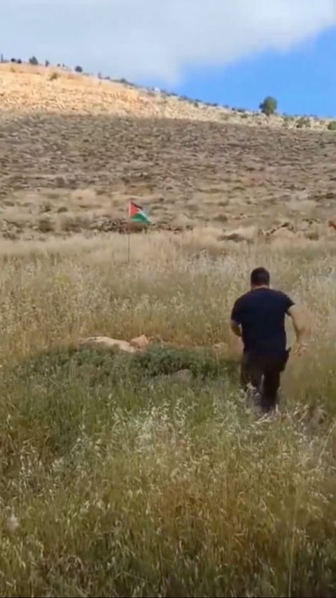 Saking Bencinya Sampai Tendang Bendera Palestina, Pria Israel ini Langsung Kena Karma