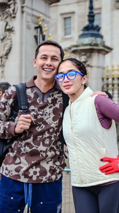 Foto-foto Andhika Pratama Beri Dukungan untuk Ussy Sulistiawaty yang Ikut Ajang London Marathon 2024, Mesra Banget!