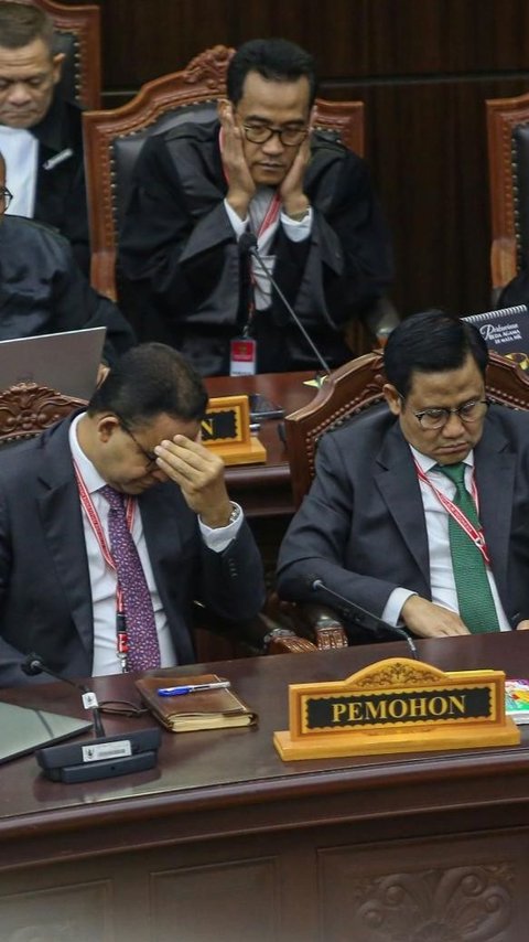 Kala Cak Imin Sibuk Bercermin Saat Hakim MK Bacakan Putusan Perkara Pilpres 2024, Padahal Gugatannya Berujung Ditolak